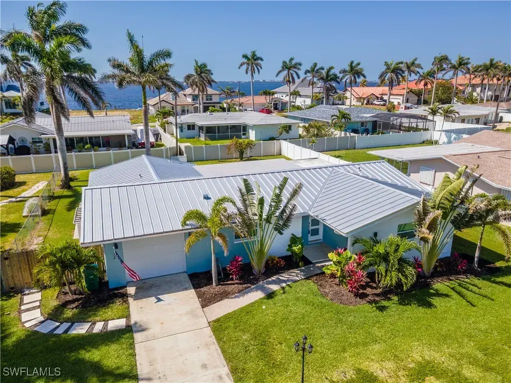 Picture of 444 Bayshore Dr, Cape Coral, FL 33904