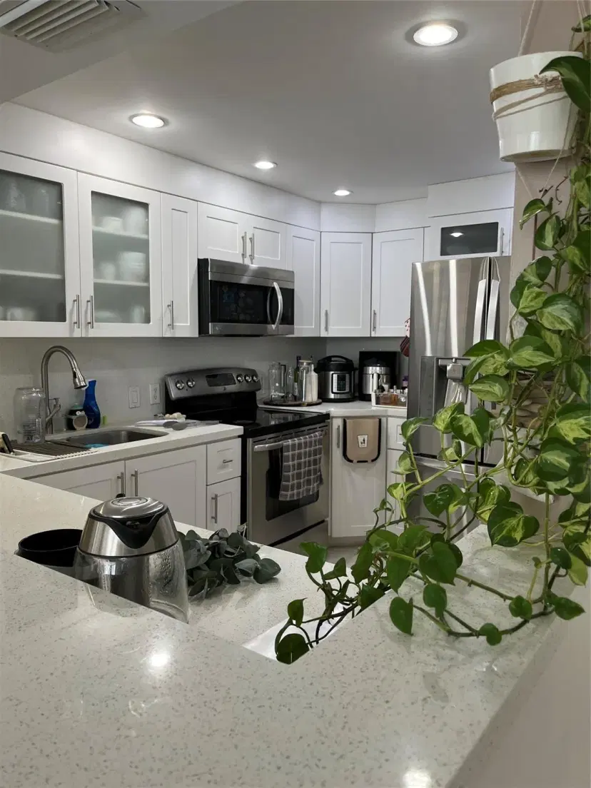 Picture of 3675 N Country Club Dr 809, Miami FL 33180