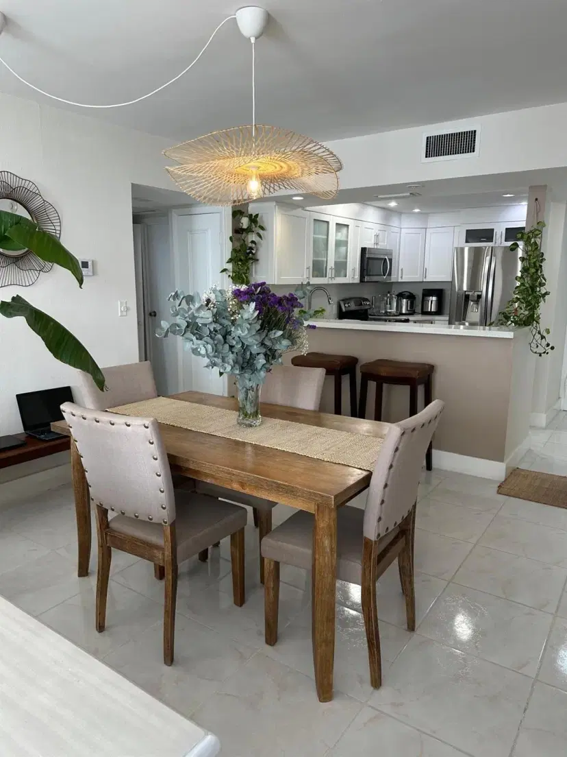 Picture of 3675 N Country Club Dr 809, Miami FL 33180