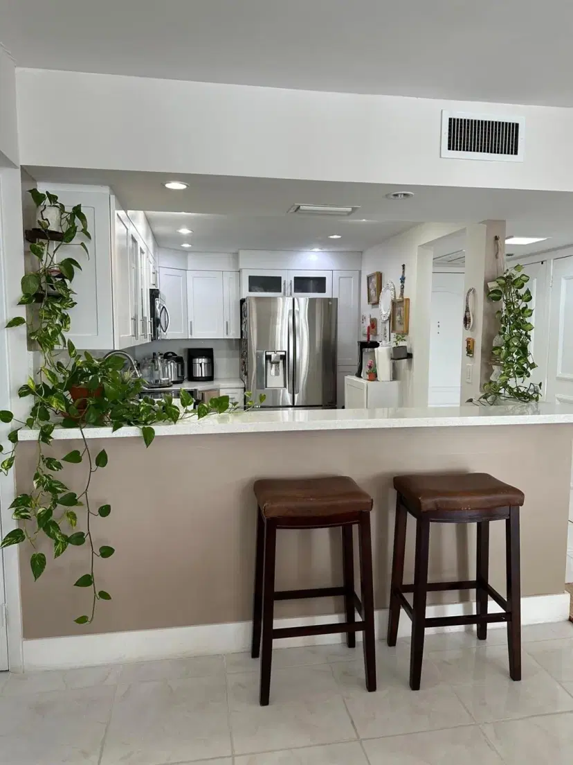 Picture of 3675 N Country Club Dr 809, Miami FL 33180
