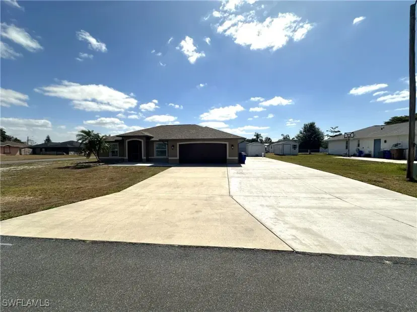Picture of 401 Candlewick Cir E, Lehigh Acres FL 33936