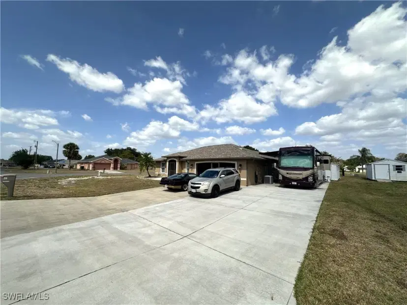 Picture of 401 Candlewick Cir E, Lehigh Acres FL 33936