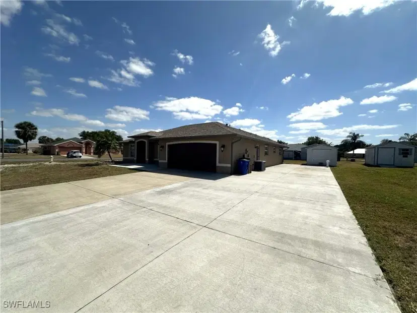 Picture of 401 Candlewick Cir E, Lehigh Acres FL 33936