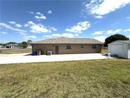 Picture of 401 Candlewick Cir E, Lehigh Acres, FL 33936