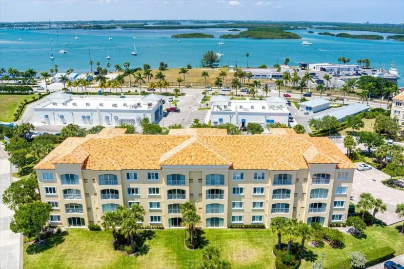 Picture of 37 Harbour Isle Drive E 304, Fort Pierce FL 34949