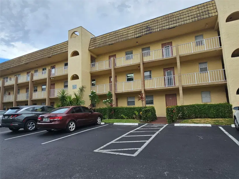 Picture of 8225 Sunrise Lakes Blvd 305, Sunrise FL 33322