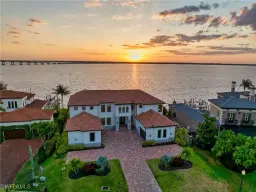 Picture of 3924 W Riverside Dr, Fort Myers, FL 33901