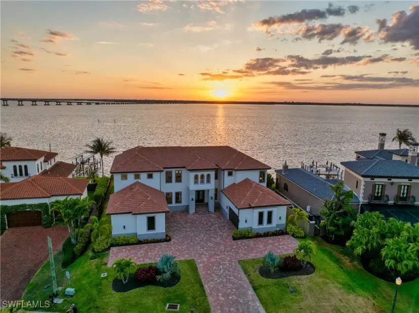 Picture of 3924 W Riverside Dr, Fort Myers FL 33901