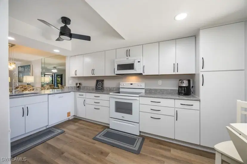 Picture of 527 Lake Louise Cir 101, Naples, FL 34110