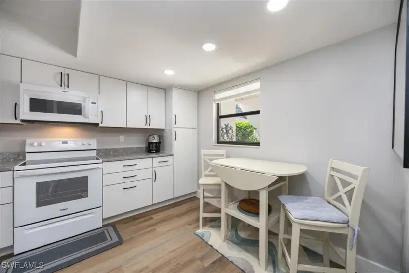 Picture of 527 Lake Louise Cir 101, Naples, FL 34110