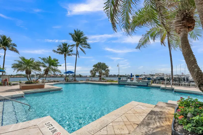 Picture of 140 Yacht Club Way 305, Hypoluxo FL 33462