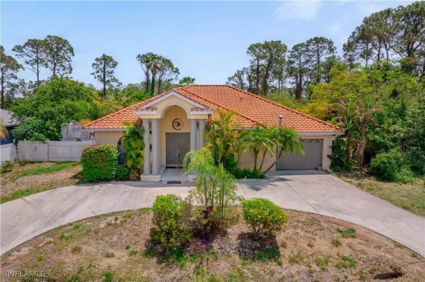 Picture of 810 Mcarthur Ave, Lehigh Acres FL 33936