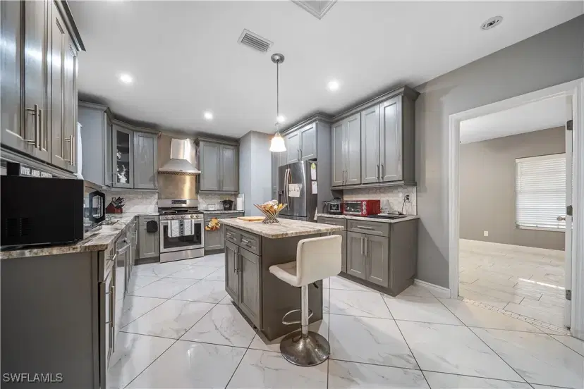 Picture of 810 Mcarthur Ave, Lehigh Acres FL 33936