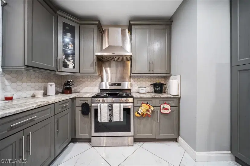 Picture of 810 Mcarthur Ave, Lehigh Acres, FL 33936