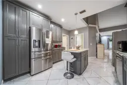 Picture of 810 Mcarthur Ave, Lehigh Acres, FL 33936