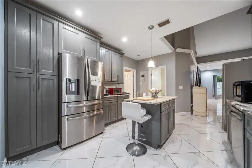 Picture of 810 Mcarthur Ave, Lehigh Acres, FL 33936
