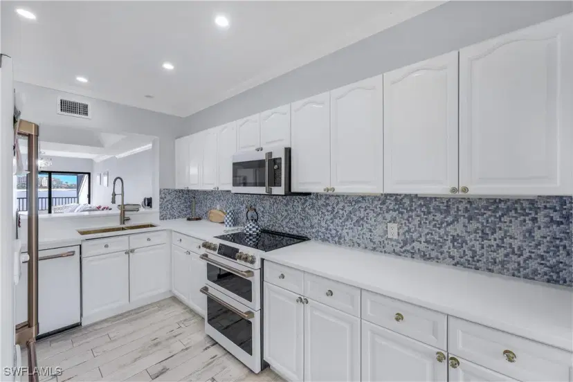 Picture of 410 La Peninsula Blvd 410, Naples FL 34113