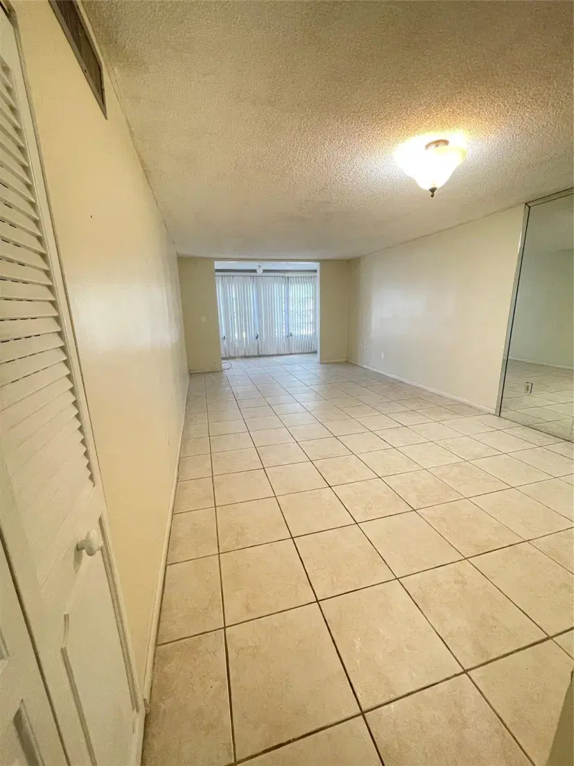 Picture of 2840 Somerset Dr 212M, Lauderdale Lakes FL 33311