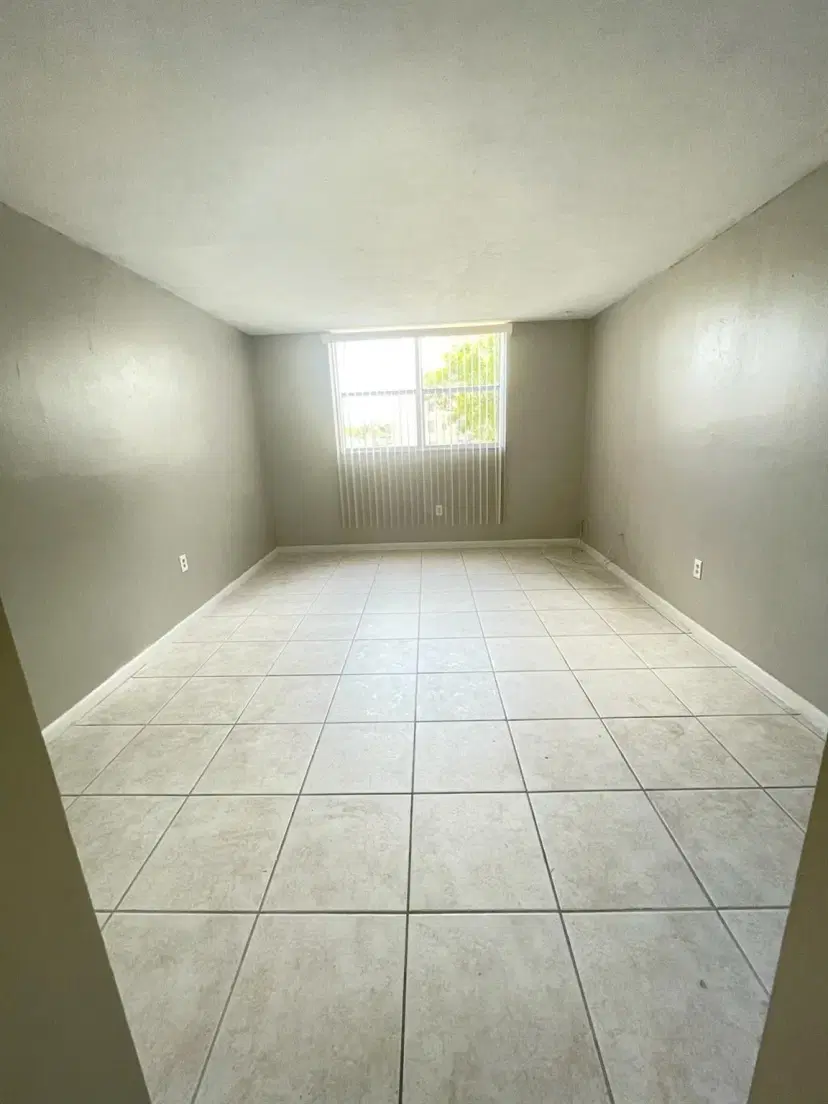 Picture of 2840 Somerset Dr 212M, Lauderdale Lakes FL 33311