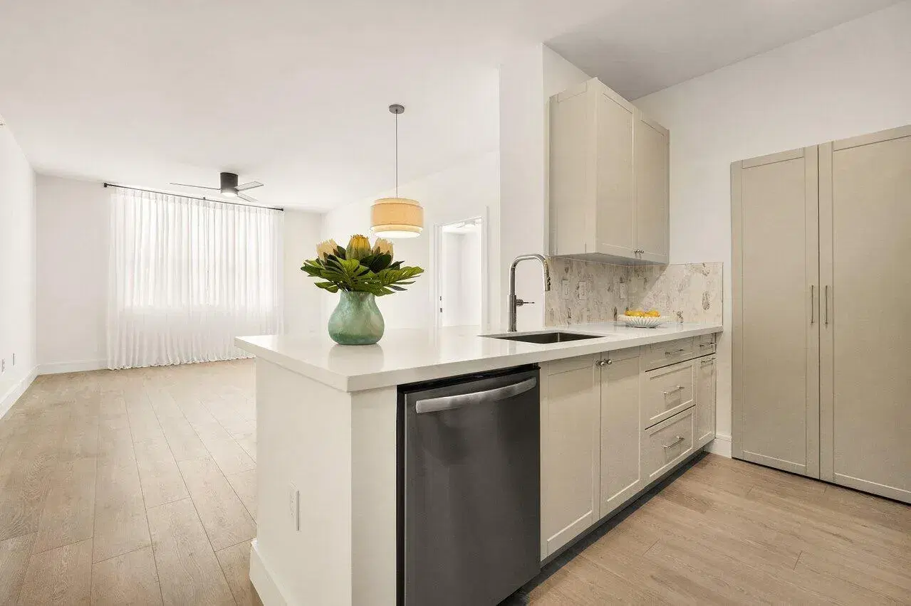 Picture of 720 S Sapodilla Avenue 105, West Palm Beach, FL 33401