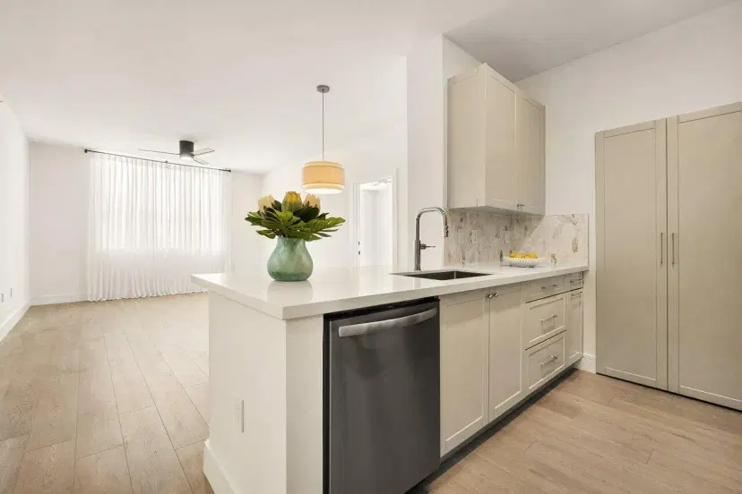 Picture of 720 S Sapodilla Avenue 105, West Palm Beach FL 33401