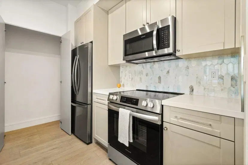 Picture of 720 S Sapodilla Avenue 105, West Palm Beach FL 33401