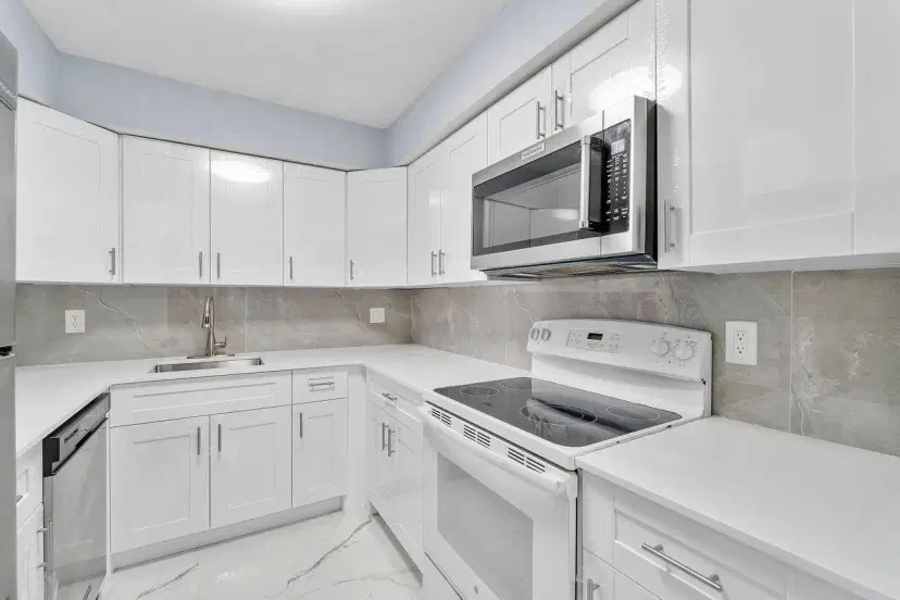 Picture of 9960 Pineapple Tree Drive 107, Boynton Beach FL 33436