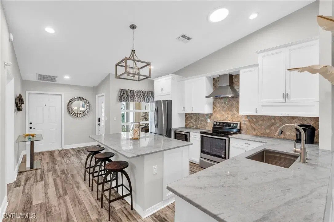 Picture of 804 Wiggins Bay Dr 22R, Naples, FL 34110