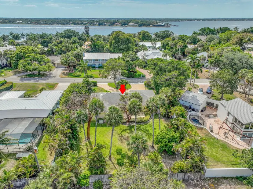 Picture of 10 Middle Road, Sewalls Point FL 34996