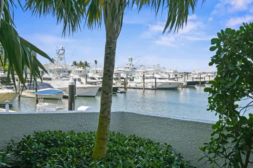 Picture of 108 Lakeshore Drive 140, North Palm Beach FL 33408