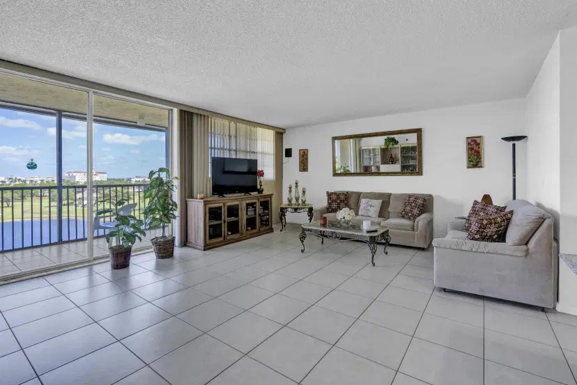 Picture of 3100 W Rolling Hills Circle 705, Davie FL 33328