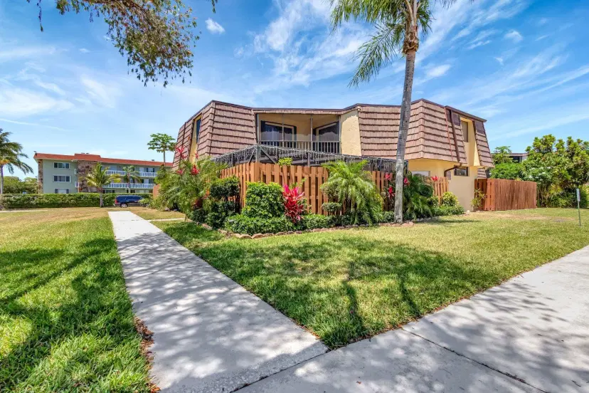 Picture of 44 Springdale Circle, Palm Springs FL 33461