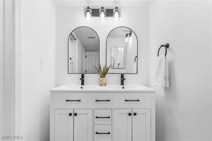 Picture of 5865 Trailwinds Dr 613, Fort Myers FL 33907