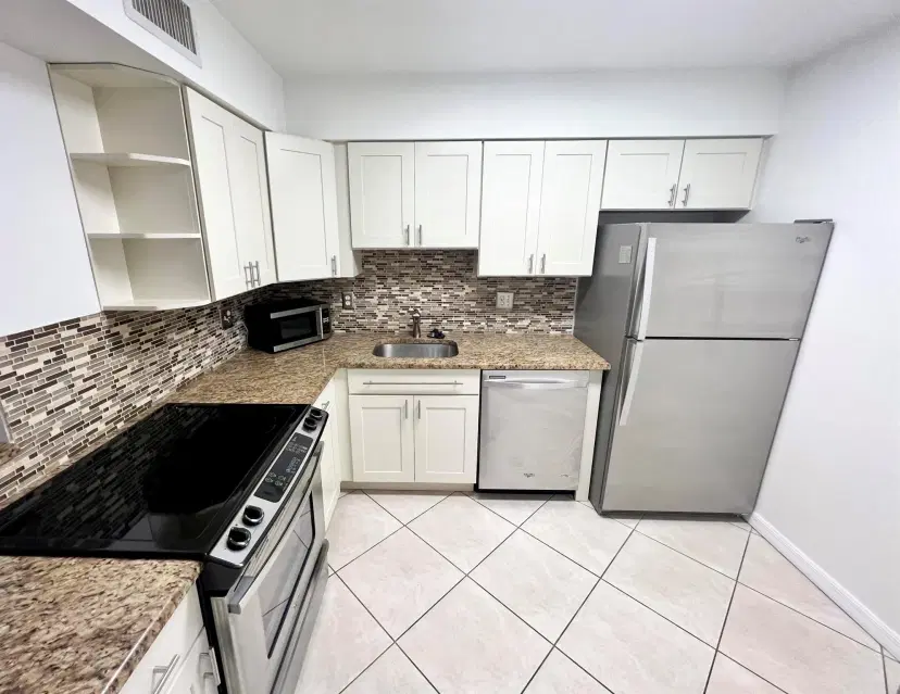 Picture of 9785 Pineapple Tree Drive 103, Boynton Beach FL 33436