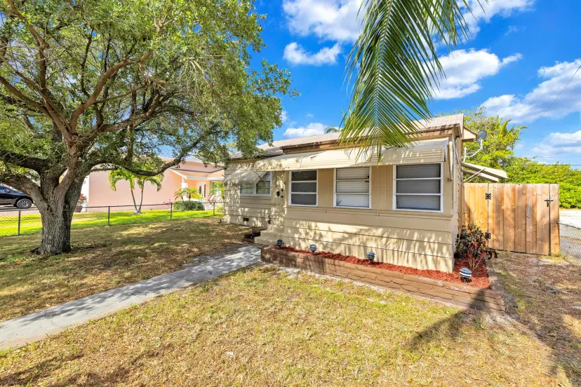 Picture of 1031 N C Street, Lake Worth Beach FL 33460