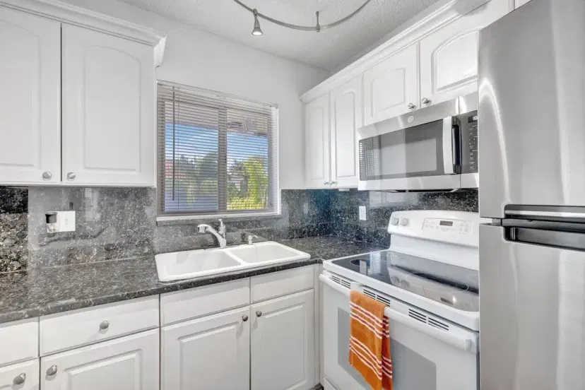 Picture of 3030 NE 5Th Ter 8, Wilton Manors FL 33334