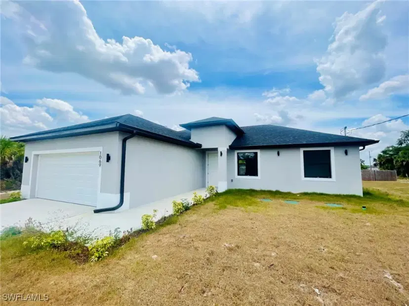 Picture of 1069 N Hilton Cir, Labelle FL 33935