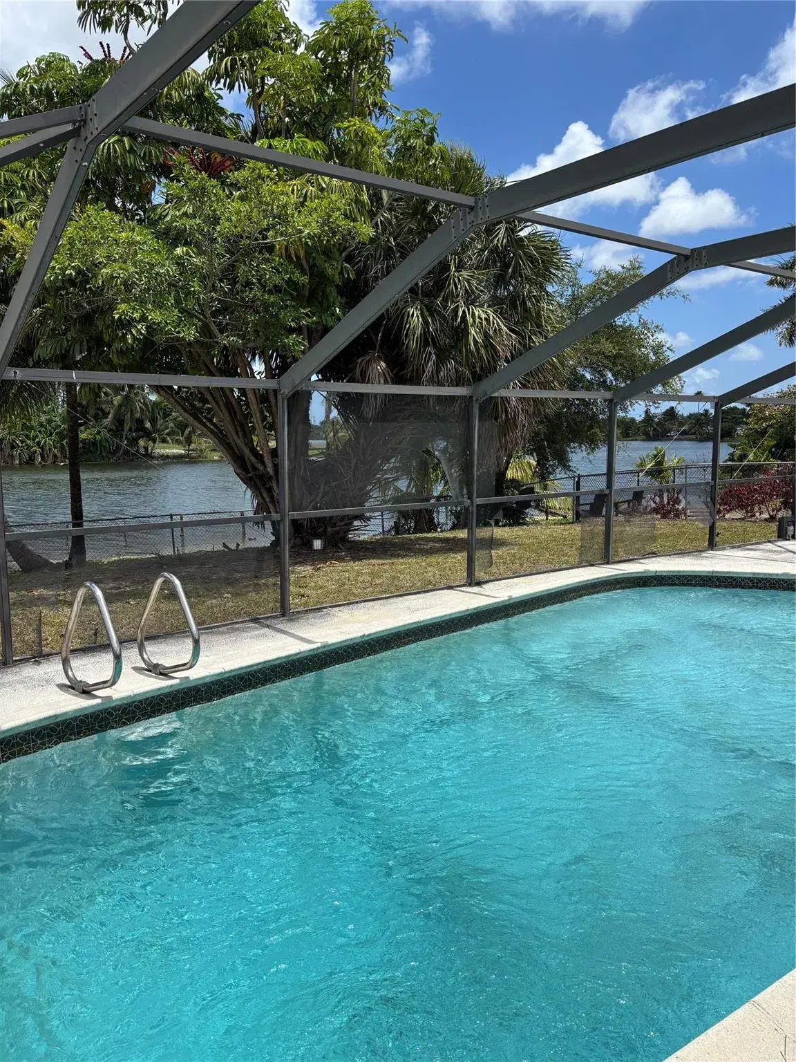 Picture of 1621 NW 168Th Ter, Miami, FL 33169