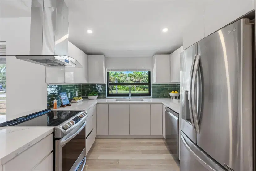 Picture of 818 Fairway Dr, Plantation FL 33317
