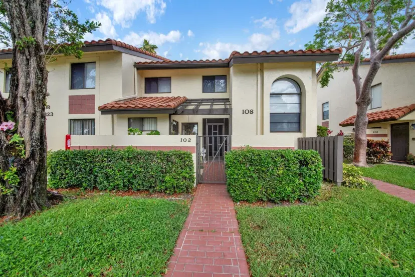 Picture of 10223 N Circle Lake Drive 102, Boynton Beach FL 33437