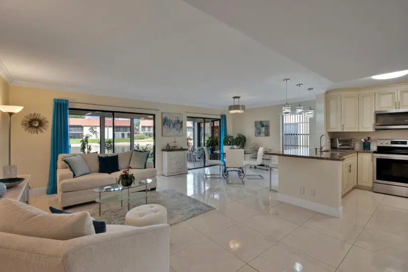 Picture of 10223 N Circle Lake Drive 102, Boynton Beach FL 33437