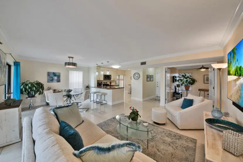 Picture of 10223 N Circle Lake Drive 102, Boynton Beach FL 33437