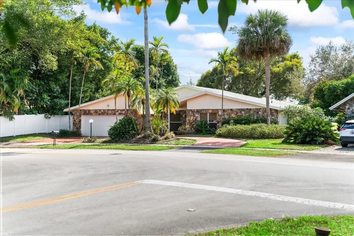 Picture of 8600 Gatehouse Rd, Plantation, FL 33324