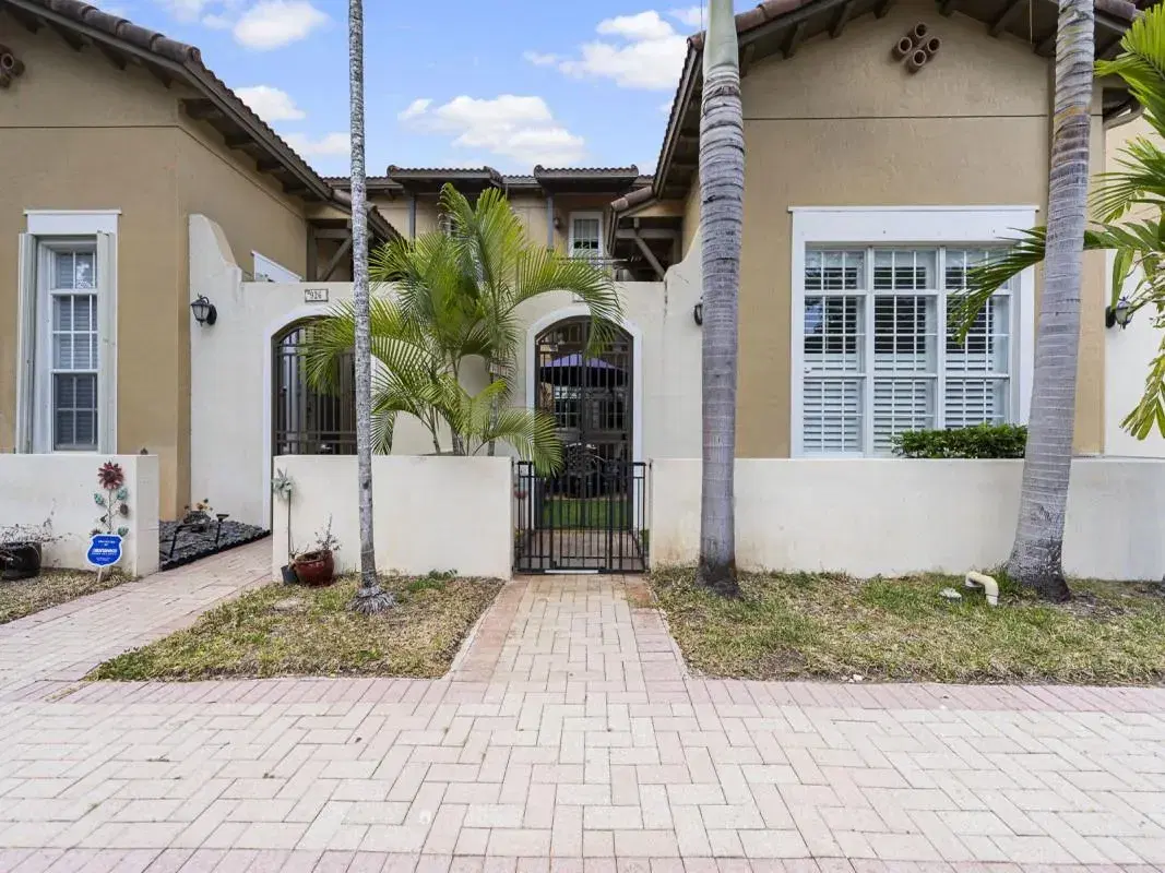Picture of 924 SW 146Th Ter, Pembroke Pines, FL 33027