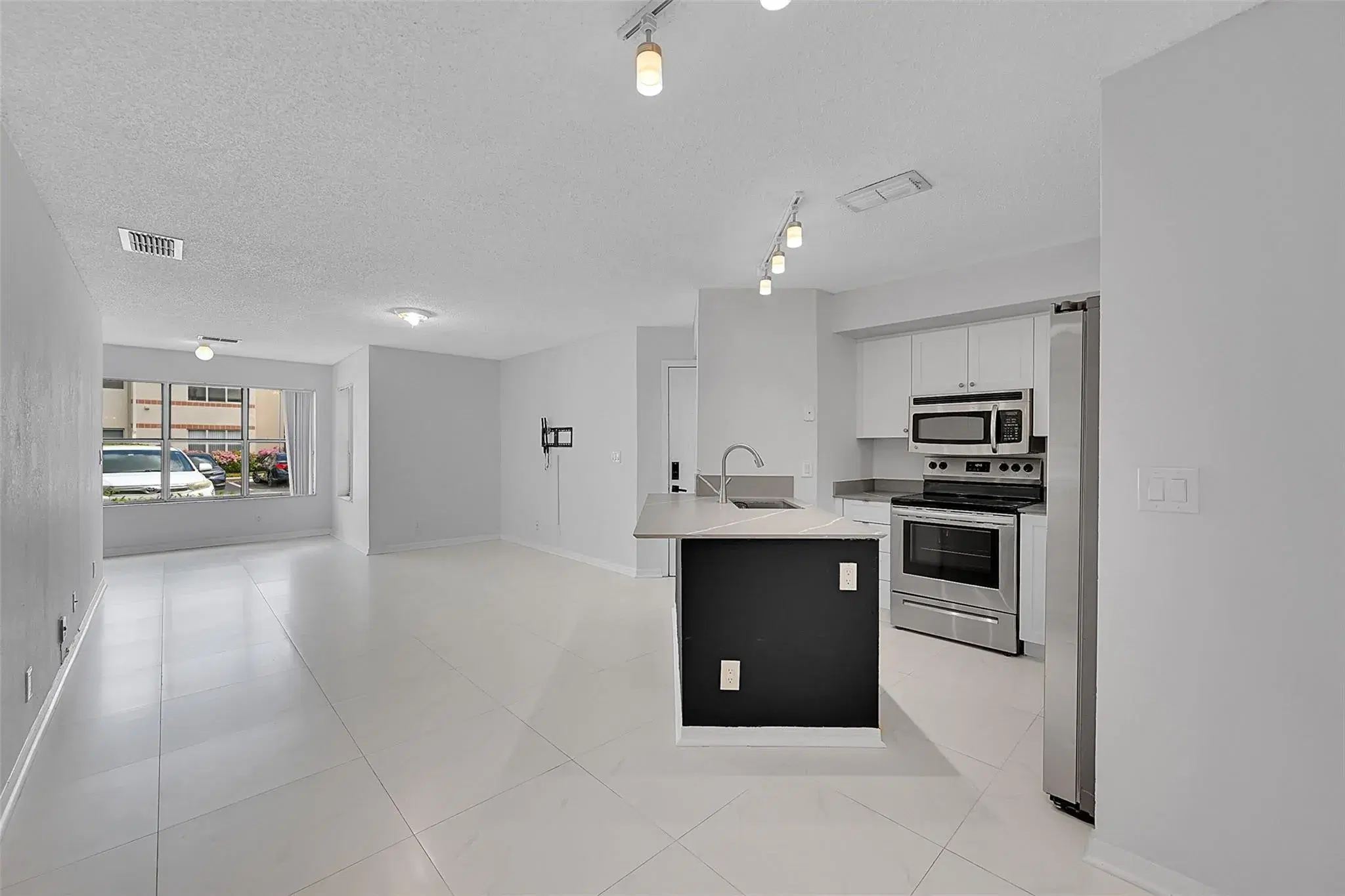 Picture of 3350 N Pinewalk Dr N 1416, Margate, FL 33063