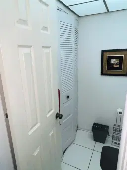 Picture of 9540 Sunrise Lakes Blvd 102, Sunrise, FL 33322