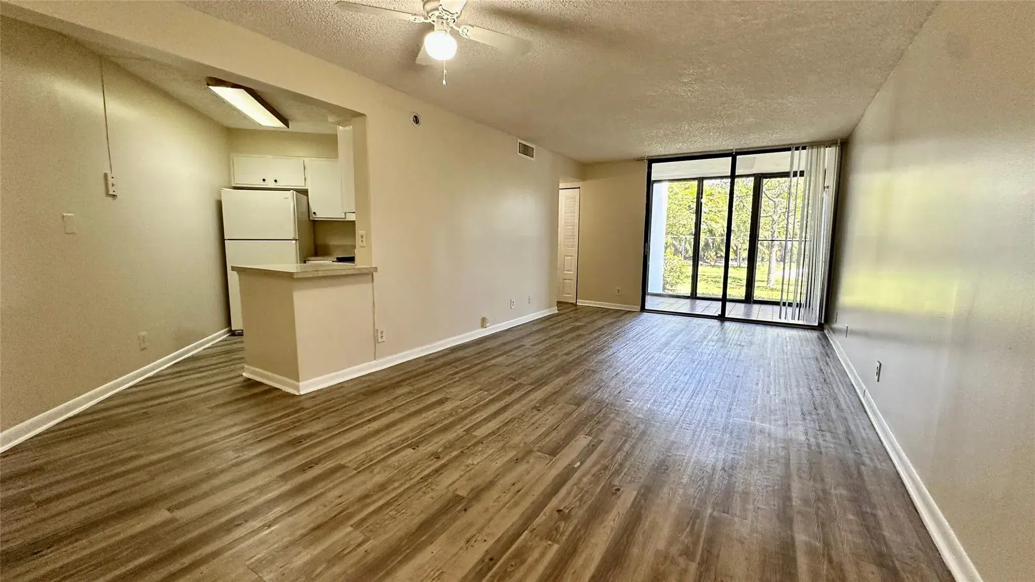 Picture of 211 Lake Pointe Dr 110, Oakland Park, FL 33309