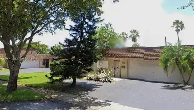 Picture of 19016 W Lake Dr 19016, Hialeah, FL 33015