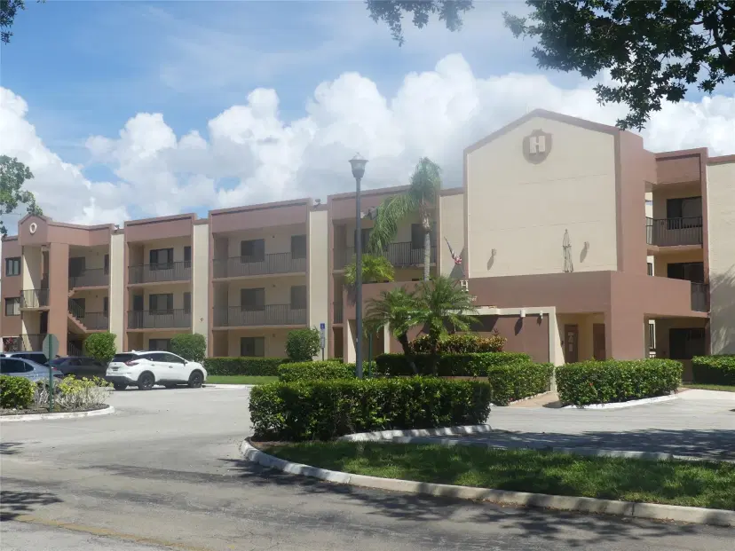 Picture of 10657 W Clairmont Cir 306, Tamarac FL 33321