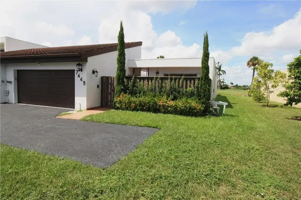 Picture of 7445 Bay Hill Dr 7445, Hialeah, FL 33015